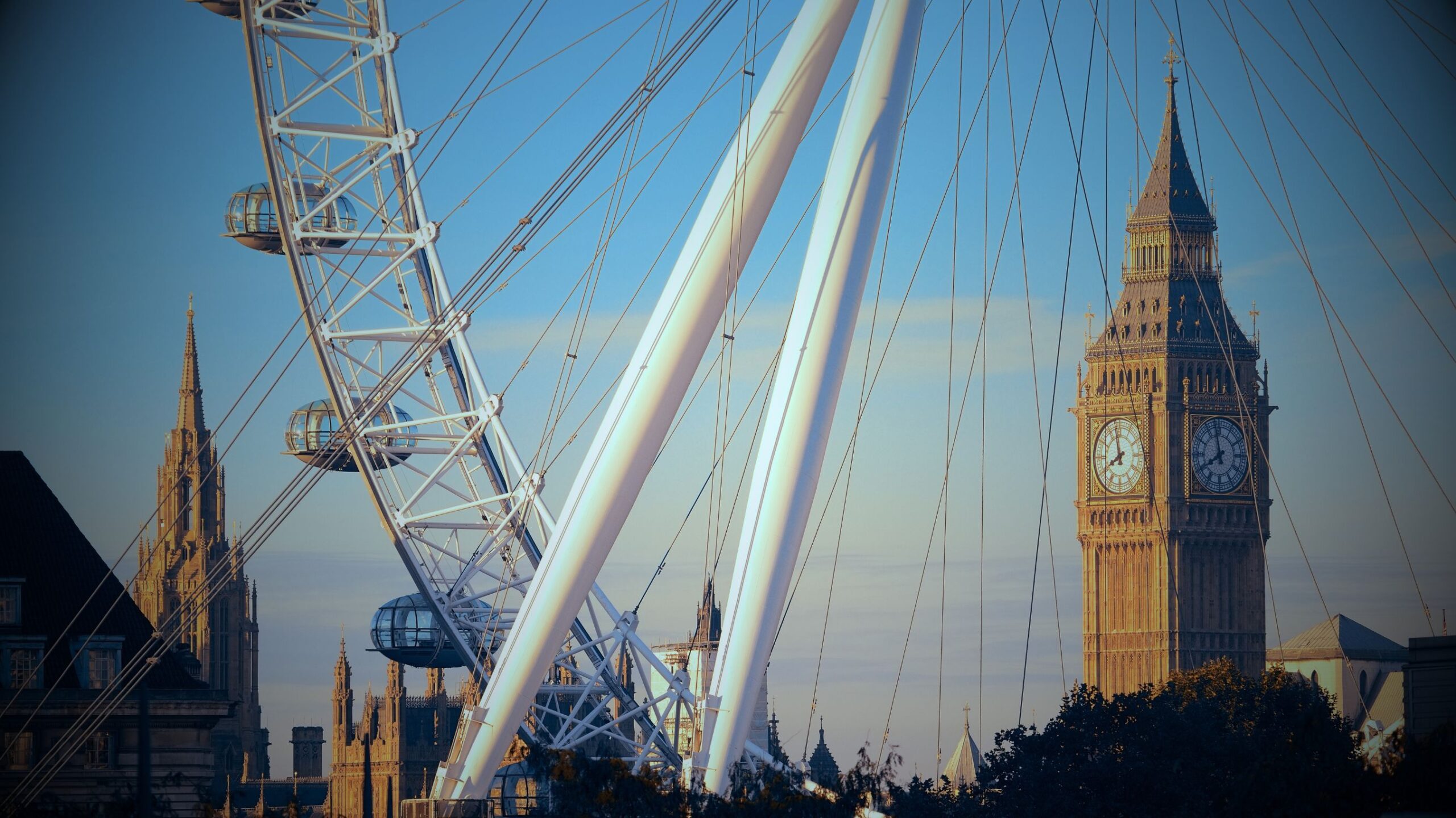 London Eye The London Eye and Big Ben (Elizabeth Tower) against a blue sky, symbolising VINTTRO's global reach, stability and UK-based B2B (Business to Business) services.